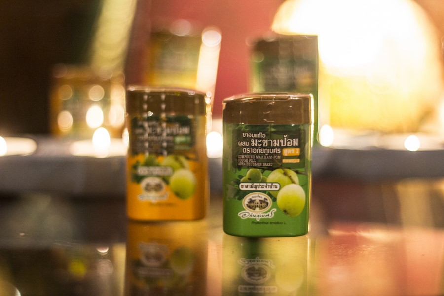 Натуральные растительные шарики от кашля и боли в горле Формула 2 Abhai Herb Formula 2 Compound Makham Pom 150 шт. Таиланд